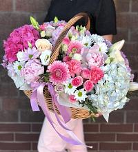Цветочная композиция из Розы, Хризантемы, Пионы и Лизиантусы в корзине в Дивном