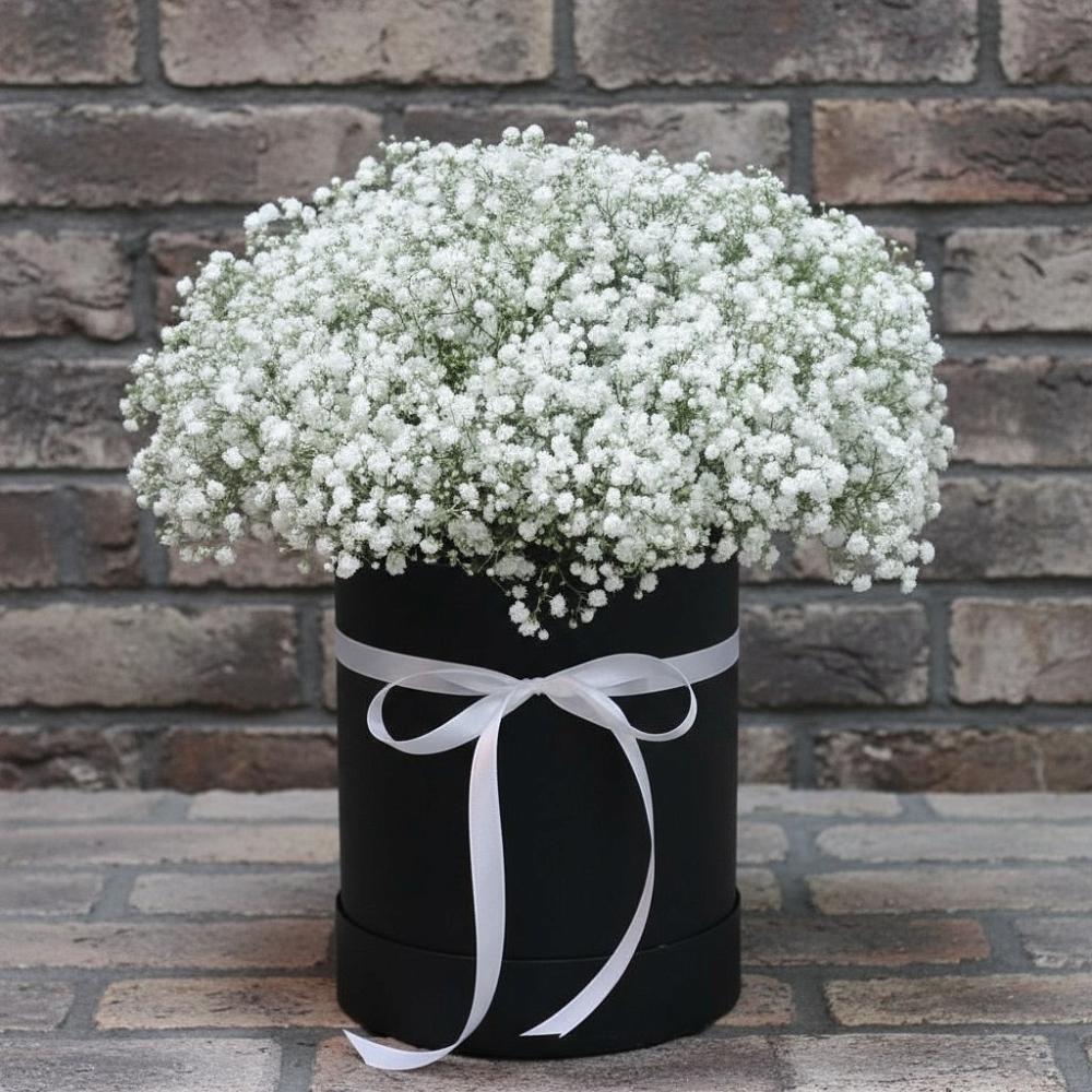 Цветочная композиция из Гипсофила в шляпной коробке в Дивном