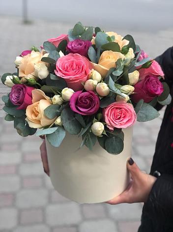Цветочная композиция из Розы в шляпной коробке в Дивном