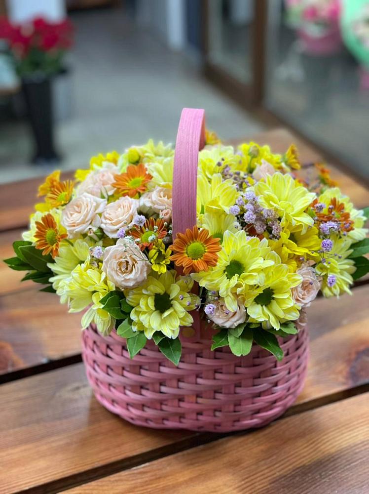 Цветочная композиция из Хризантемы и Розы в корзине в Дивном