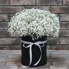 Цветочная композиция из Гипсофила в шляпной коробке в Дивном