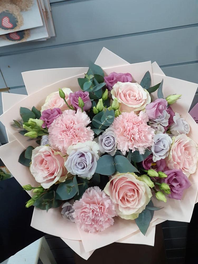 Букет цветов из: Розы, Гвоздики и Лизиантусы в Дивном